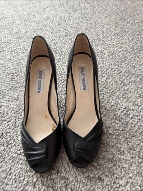 Steve Madden Black Peep-Toe Leather Pumps